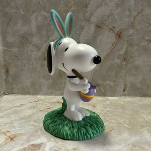 Peanuts: Snoopy Easter theme decorative figurine